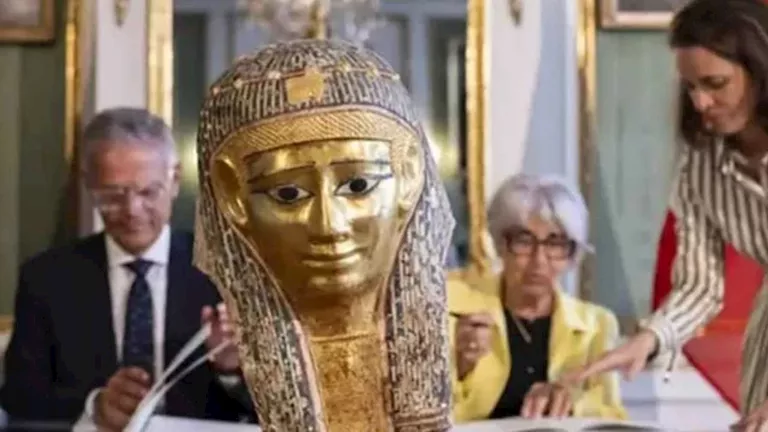 مصر تسترد قناع مومياء ذهبي من سويسرا.. بيان من مجلس الوزراء 