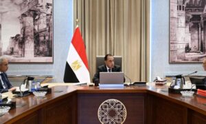 رئيس الوزراء يتابع ملفات عمل المركز الوطني لتخطيط استخدامات أراضي الدولة 