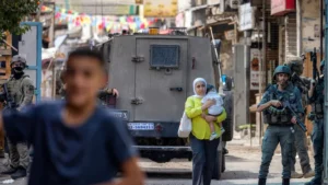 الأمم المتحدة تحذر: تهجير 33 ألف فلسطيني من مخيمات الضفة ينذر بتطهير عرقي 