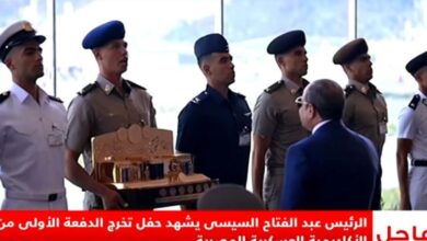 أوائل الخريجين يقدمون درع الأكاديمية والكليات العسكرية للرئيس السيسى