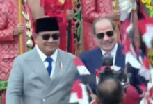الرئيس السيسي يصل إلى القصر الرئاسي في جاكرتا ويلتقي نظيره الإندونيسي 
