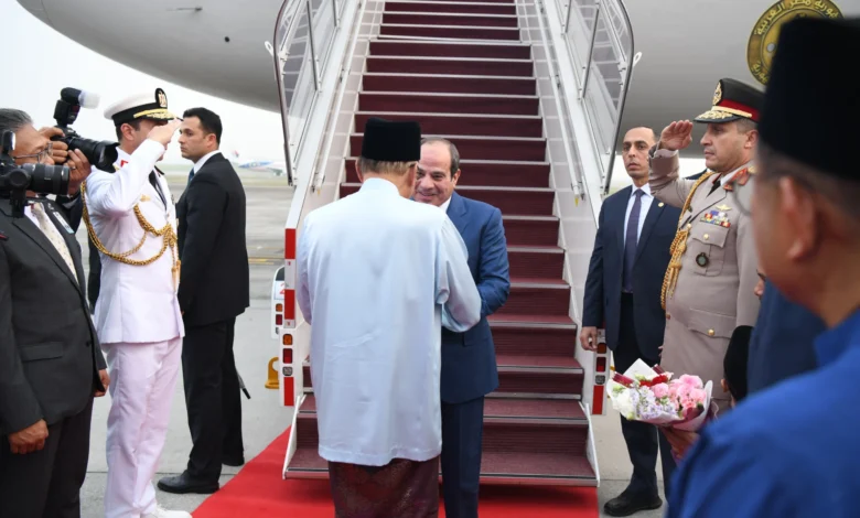 الرئيس السيسي يصل لمطار كوالالمبور في مستهل زيارة الدولة لمملكة ماليزيا