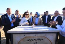 وزيرة التنمية المحلية ومحافظ الوادى الجديد بشهدان حجر الأساس للمشروع المتكامل لتطوير بحيرة موط والغابة الشجرية بالداخلة 