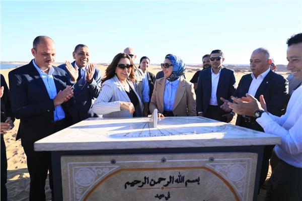 وزيرة التنمية المحلية ومحافظ الوادى الجديد بشهدان حجر الأساس للمشروع المتكامل لتطوير بحيرة موط والغابة الشجرية بالداخلة 