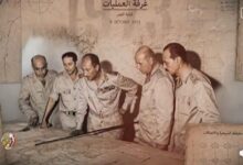 الفيديو، المحطات الحاسمة التي غيرت مسار التاريخ وبدلت المفاهيم العسكرية التقليدية، بدءا من ساعة الصفر في السادس من أكتوبر، مرورا بتنفيذ الضربة الجوية الكبرى، وتمهيد المدفعية وسلاح الإسناد الناري، وصولا إلى عملية العبور التاريخية لقناة السويس واقتحام خط بارليف. كما سلط الإصدار الضوء على الدور البطولي لمختلف أفرع القوات المسلحة، من سلاح المهندسين في إقامة الكباري وتسهيل عبور الدبابات والمدرعات والدفاع الجوي في تأمين سماء الوطن وحماية تحركات القوات والقوات البحرية في إحكام السيطرة ومنع إمدادات العدو. المتحدث باسم القوات المسلحة ينشر فيديو توثيقي جديد تحت عنوان "ملحمة العبور"