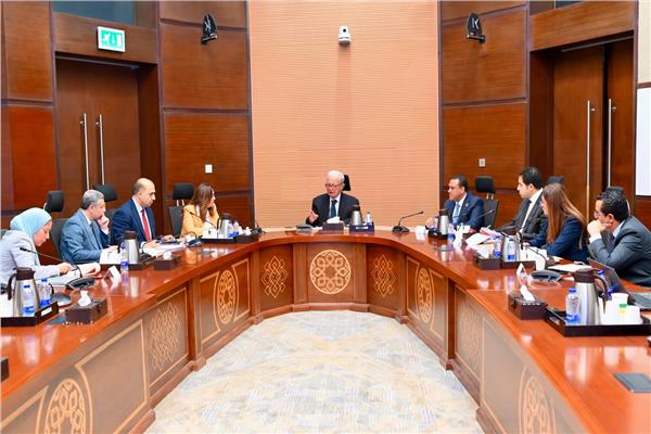 نائب رئيس الوزراء يبحث جهود تطوير الأداء بجهاز تنظيم إدارة المخلفات 
