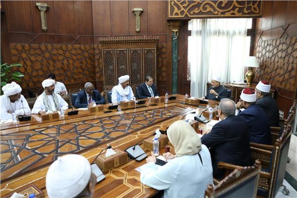 شيخ الأزهر يستقبل وفدًا من شيوخ الطرق الصوفية وقيادات الإدارة الأهلية بالسودان لبحث سبل تعزيز الدعم الأزهري للسودان 