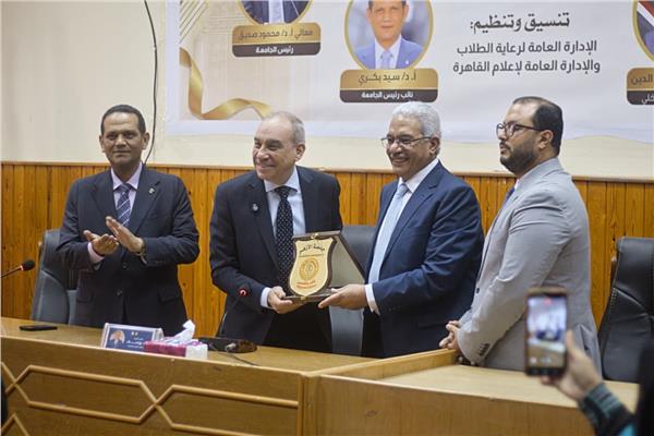 السفيرعلاء يوسف: بناء الوعي ومواجهة التضليل مسؤولية وطنية مشتركة 