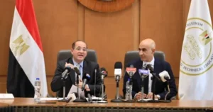  الحكومة تبدأ تنفيذ التكليف الرئاسي بتحسين أجور المعلمين.. وزيرا التعليم والمالية: زيادة أجور المعلمين إلى 15 ألف جنيه و5 آلاف جنيه للمعلم المساعد و6 آلاف جنيه لكبير المعلمين 